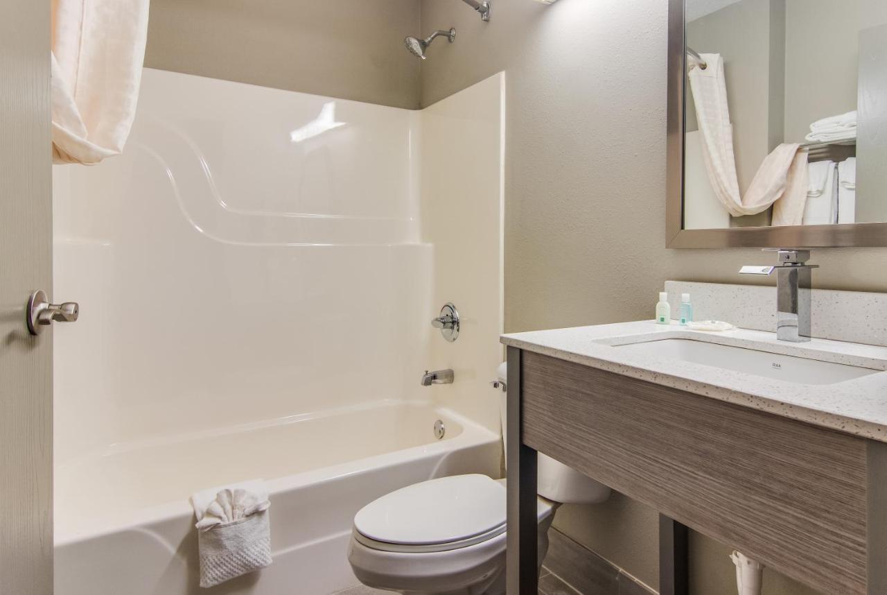 Quality Inn & Suites Grove City-Outlet Mall Eksteriør billede