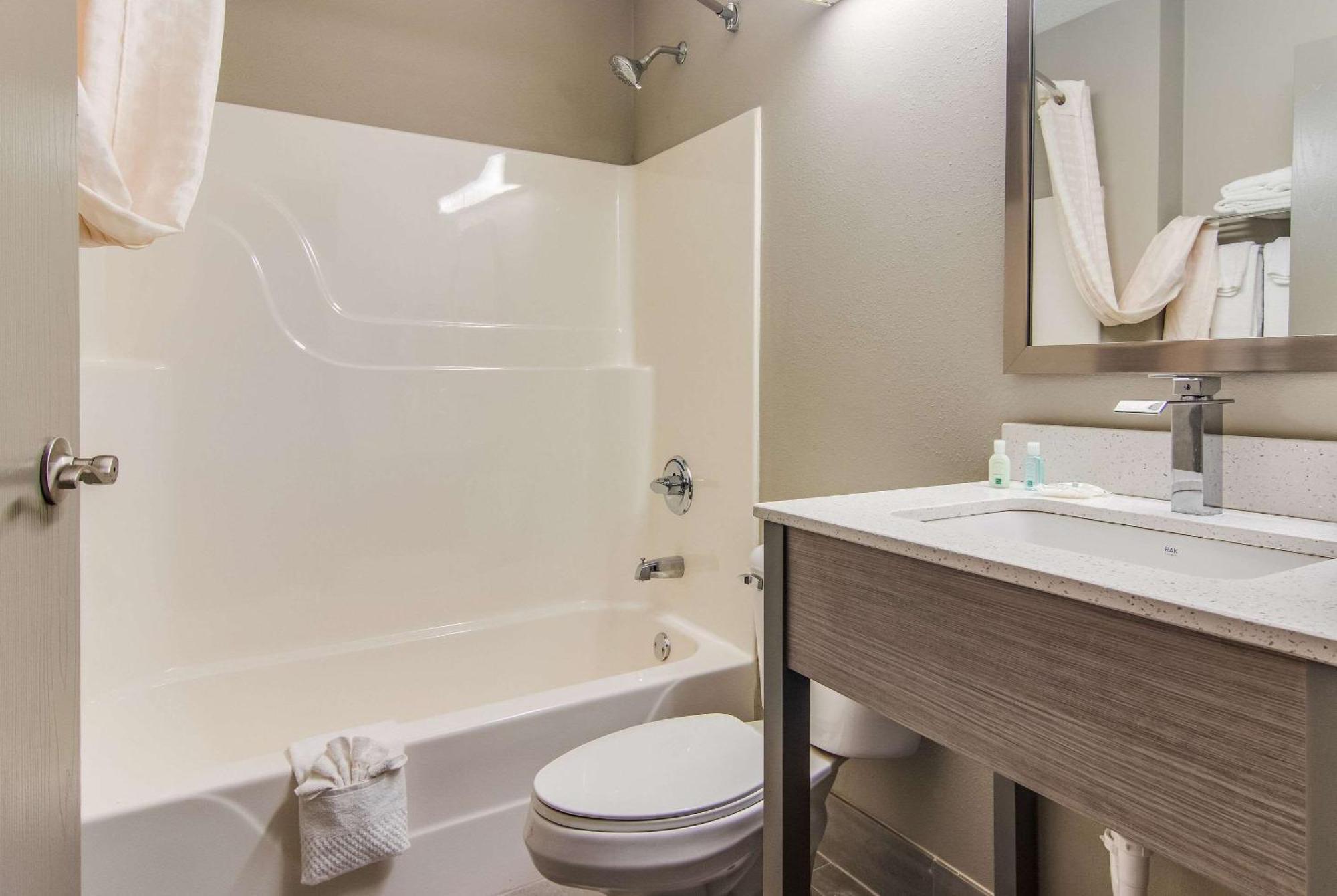 Quality Inn & Suites Grove City-Outlet Mall Eksteriør billede